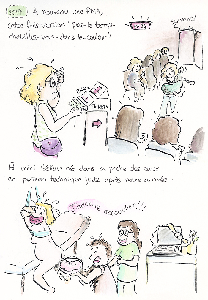 Planche 11 sur 19 de la bande dessinée. 2017 : nouvelle procréation médicalement assistée, version « pas-le-temps-rhabillez-vous-dans-le-couloir », avec distributeur de tickets et salle d’attente bondée. Séléna naît dans sa poche des eaux en plateau technique, juste après leur arrivée. Sandra s’exclame : « J’adooore accoucher !!! »