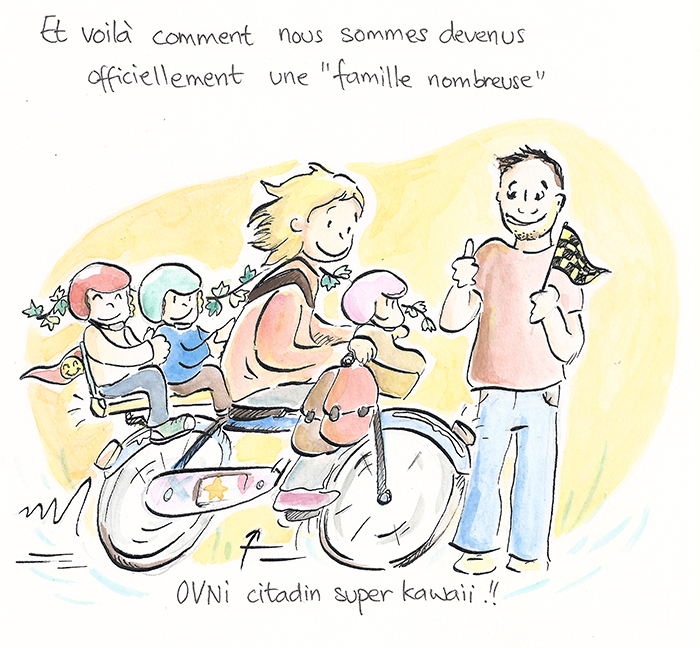 Planche 12 sur 19 de la bande dessinée. « Et voilà comment nous sommes devenus officiellement une famille nombreuse. » Sandra pédale avec ses trois enfants installés sur le vélo, son compagnon lève le pouce à côté. Légende : « OVNI citadin super kawaii ! »